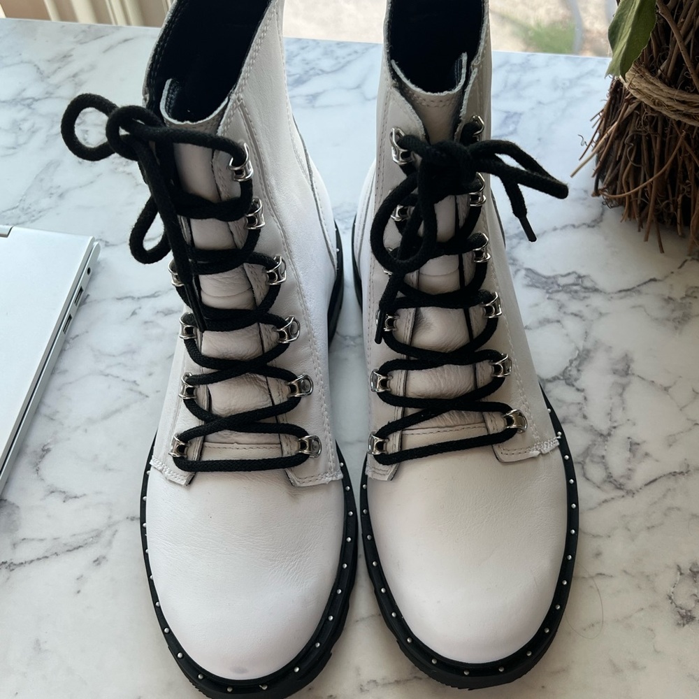 Women's Sorel White Lace-Up Boots 10
